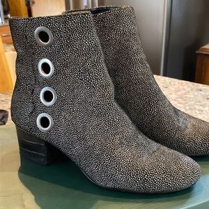 EUC LOGO - Lori Goldstein, Stingray in black & white leather. 9M